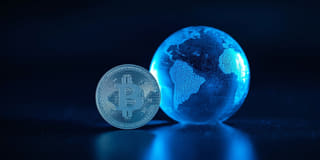 Mata uang kripto ditunjukkan sebagai salah satu komponen dalam pasar keuangan global yang lebih luas