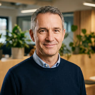 James Mitchell, dicantumkan sebagai Chief Executive Officer di Karang Hasiltama, foto profil